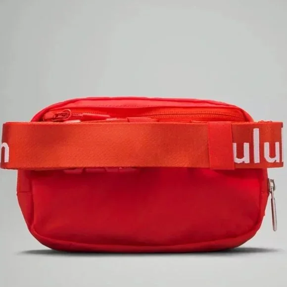 Lululemon Everywhere Belt Bag in Solar Orange / White 1L - Picture 4 of 5